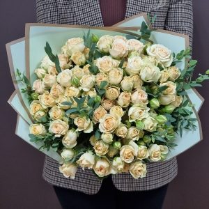 Букет из кустовых роз "Axana" 15шт